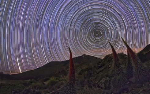 Kruhové stopy hvězd kolem severního nebeského pólu zachycené během několika hodin nad kanárským vrcholem Tenerife. Zdroj: Daniel López.